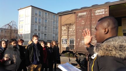 Joël est en première au lycée Delacroix de Drancy. &nbsp;Il raconte la vie dans le camp&nbsp;et les déportations vers la Pologne, devant le wagon-témoin, classé à &nbsp;l'Unesco. (Solenne Le Hen / franceinfo)