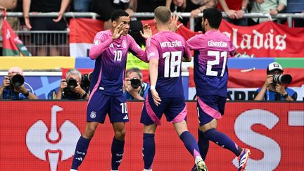 Les joueurs allemands célèbrent le but de Jamal Musiala lors du match de l'Euro 2024 entre l'Allemagne et la Hongrie, le 19 juin 2024 à la Stuttgart Arena (Allemagne). (FEDERICO GAMBARINI / AFP)