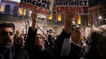 Des opposants au président Aleksandar Vucic et à son parti manifestent le 26 décembre 2023 à Belgrade (Serbie). (VLADIMIR ZIVOJINOVIC / AFP)