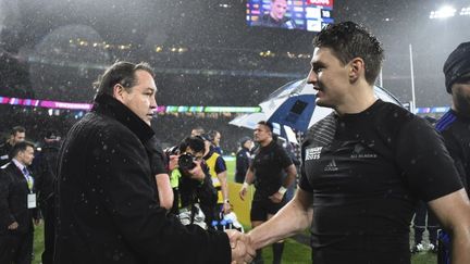 Le sélectionneur des All Blacks, Steve Hansen (à gauche), ici en train de féliciter son ailier et auteur de l'essai salvateur contre les Bocks, Beauden Barrett. (GABRIEL BOUYS / AFP)