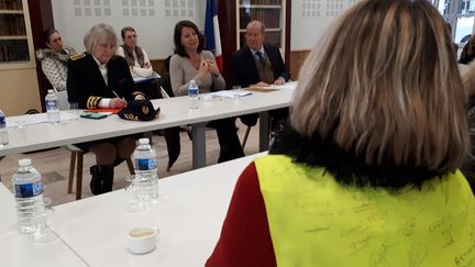 La ministre de la Santé a rencontré les représentants des "gilets jaunes" dans la salle du conseil municipal d'un petit village de Lozère. (SOLENNE LE HEN / FRANCE-INFO)