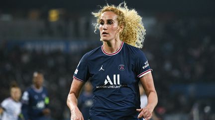 La footballeuse Kheira Hamraoui, le 30 mars 2022 à Paris. (VICTOR JOLY / AFP)