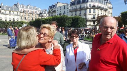 Isabelle Balkany entourée d'habitants de Levallois-Perret sur la place de la mairie le 14 septembre 2019 (JEROME JADOT / FRANCEINFO / RADIO FRANCE)