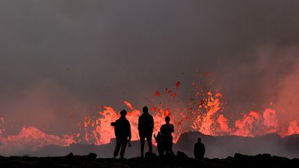 Malgré les risques et la pollution aux gaz jugée "élevée et dangereuse" sur site, des curieux n'ont pas pu s'empêcher d'aller admirer, au plus près, ce magma de couleur orange. Le lieu de l'éruption est relativement facile d'accès. "On dirait qu'il fait 1 000°C", raconte Niall Lynch, un guide irlandais de 23 ans. (KRISTINN MAGNUSSON / AFP)