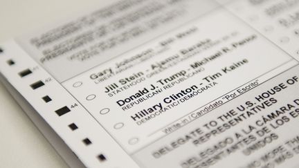 Un bulletin de vote pour l'élection présidentielle américaine du 8 novembre 2016, photographié à Washington D.C. (Etats-Unis). (SAUL LOEB / AFP)