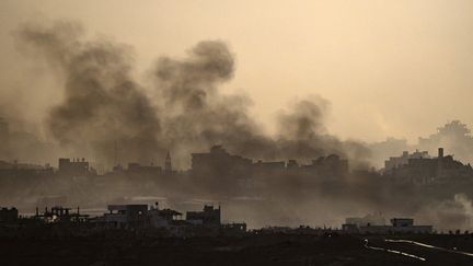 Des panaches de fumée provenant d'incendies dans la bande de Gaza, le 3 décembre 2023. (JOHN MACDOUGALL / AFP)