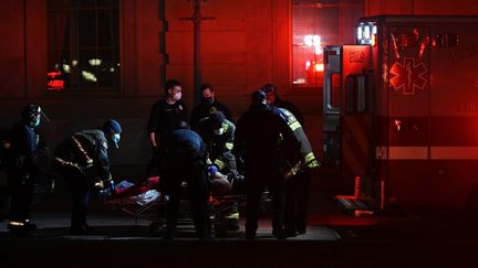 Une personne blessée est évacuée en ambulance après les heurts au Capitole, le 6 janvier 2021 à Washington (Etats-Unis). (ANDREW CABALLERO-REYNOLDS / AFP)