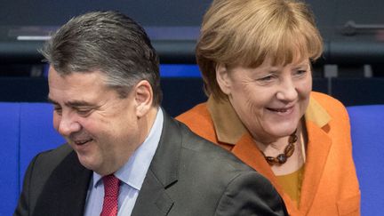 La chancelière allemande Angela Merkel et le ministre allemand des Affaires économiques, Sigmar Gabriel. (KAY NIETFELD / DPA)