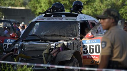 La voiture N.360 après l'accident survenu lors du prologue (FRANCK FIFE / AFP)