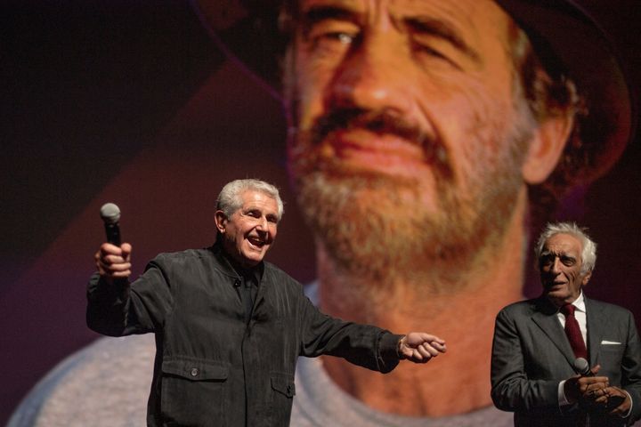 Claude Lelouch et Gérard Darmon au moment de l'hommage rendu à Jean-Paul Belmondo, le 9 septembre 2021 à Deauville (LOIC VENANCE / AFP)