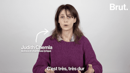 Judith Chemla a été victime de violences de la part de plusieurs ex-conjoints. Elle se confie aujourd’hui sur ces périodes dans son livre “Notre silence nous a laissées seules”. (Brut.)