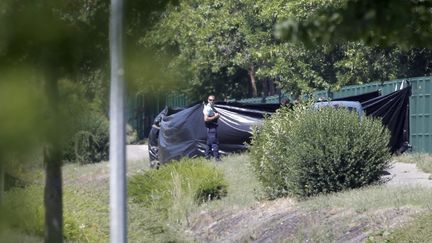 Arriv&eacute;e sur les lieux, la police a d&eacute;couvert le corps d'une victime, d&eacute;capit&eacute;e.&nbsp;Accroch&eacute;e &agrave; un grillage pr&egrave;s de l'usine o&ugrave; a &eacute;t&eacute; commis l'attentat, la t&ecirc;te &eacute;tait recouverte d'inscriptions en arabe, selon une source proche du dossier. (  MAXPPP)