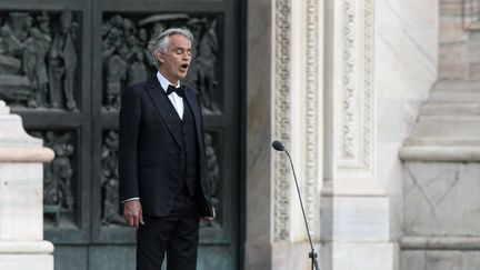 Le ténor italien Andrea Bocelli chante sur la place déserte du Duomo de Milan, le 12 avril 2020, avant de donner une performance pour Pâques à l'intérieur de&nbsp;la cathédrale entièrement vide. (PIERO CRUCIATTI / AFP)