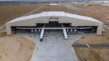 L'appareil repose sur 28 roues, pèse près de 230 tonnes et a une envergure de 117 mètres pour une longueur de plus de 72 mètres. (APRIL KELLER / STRATOLAUNCH SYSTEMS CORP / AFP)