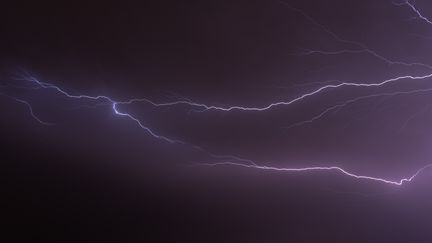 Ces orages pourraient &ecirc;tre "localement violents, avec des chutes de gr&ecirc;le, de fortes rafales de vent", indique M&eacute;t&eacute;o France. (CITIZENSIDE / MAXIME REYNI / AFP)