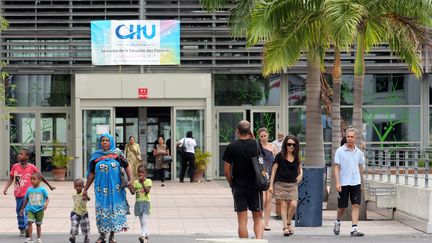 Devant&nbsp;le CHU de Bellepierre, &agrave; Saint-Denis de La R&eacute;union, le 13 d&eacute;cembre 2014. (RICHARD BOUHET / AFP)