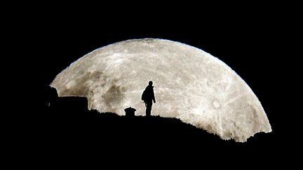 La Super Lune, sur le Mont Eden &agrave; Auckland en Nouvelle-Z&eacute;lande, dans la nuit du 5 au 6 mai 2012. (SIMON RUNTING / REX / SIPA)