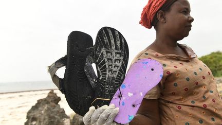 Enchevêtrés dans les algues, enterrés dans le sable, projetés dans les rochers… des morceaux de tongs sont autant de verrues qui parsèment les plages. (SIMON MAINA / AFP)