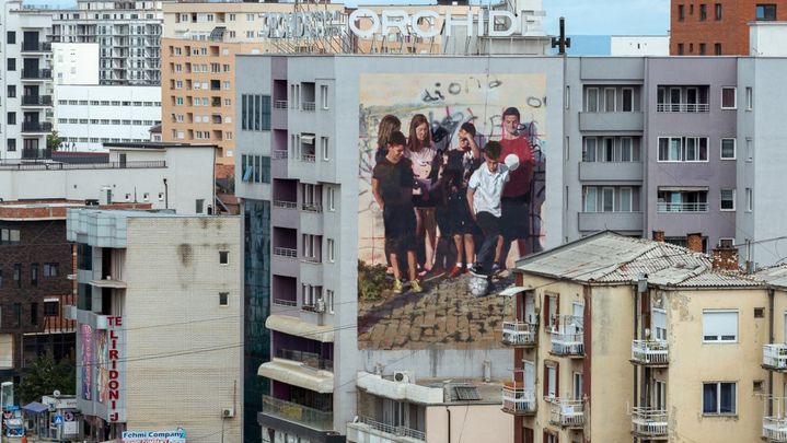 Aujourd'hui, la technologie permet aux street-artistes de peindre des fresques murales monumentales comme ici Axel Void et Helen Bur au Kosovo. (GRAND PALAIS IMMERSIF)