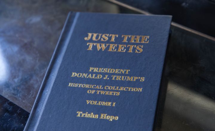 Randal Thom&nbsp;s'est offert la compilation des tweets de Donald Trump. (VALENTINE PASQUESOONE / FRANCEINFO)