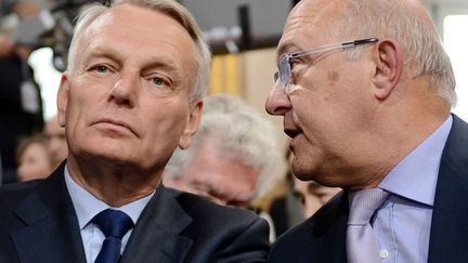 Jean-Marc Ayrault (G), d&eacute;put&eacute;-maire de Nantes (Loire-Atlantique), ici en conversation avec le d&eacute;put&eacute; socialiste Michel Sapin lors de l'allocution de Fran&ccedil;ois Hollande &agrave; la mairie de Paris, est le nouveau Premier ministre. (PHILIPPE DESMAZES / AFP)