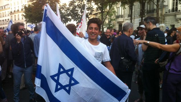 &nbsp; (Un des manifestants pro-israéliens ce jeudi à Paris © RF-David Dearaujo)