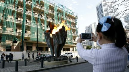 Un brasero de pierre où brûle la flamme du souvenir, érigé devant l’hôtel Saint Georges, à l’endroit même où son véhicule a été pulvérisé, il y a onze ans, par l’explosion de 1800 kilos de TNT, tuant 22 autres personnes. Son fils Saad, ancien premier ministre lui aussi, est retourné au pays pour une troisième visite depuis sa démission en 2011, afin de participer aux cérémonies.    (ANWAR AMRO / AFP  - Février 2016)