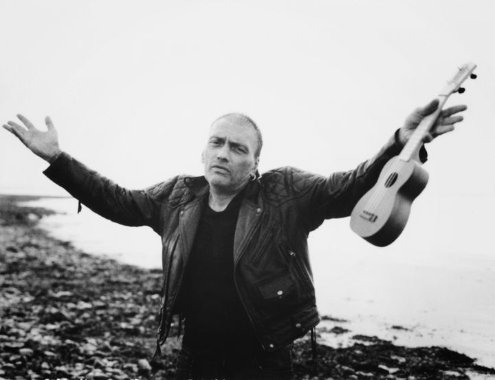 Daniel Darc en fin de journée avec son ukulélé sur une plage de l'île de Ré.
 (Julien Lachaussée)