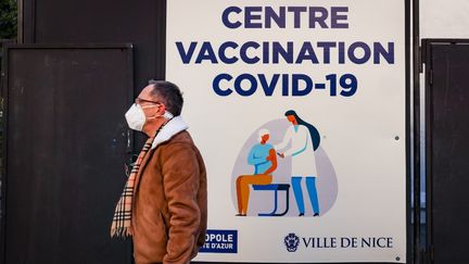 Un nouveau centre de vaccination a ouvert à Nice (Alpes-Maritimes), dans le parc du théâtre de verdure, le 11 janvier 2021. (ARIE BOTBOL / HANS LUCAS / AFP)