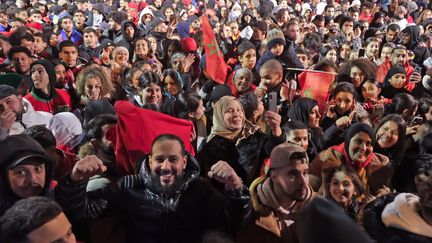 Des supporters du Maroc célèbrent la qualification de l'équipe nationale pour les quarts de finale de la Coupe du monde, à Mulhouse (Haut-Rhin), le 6 décembre 2022. (MAXPPP)