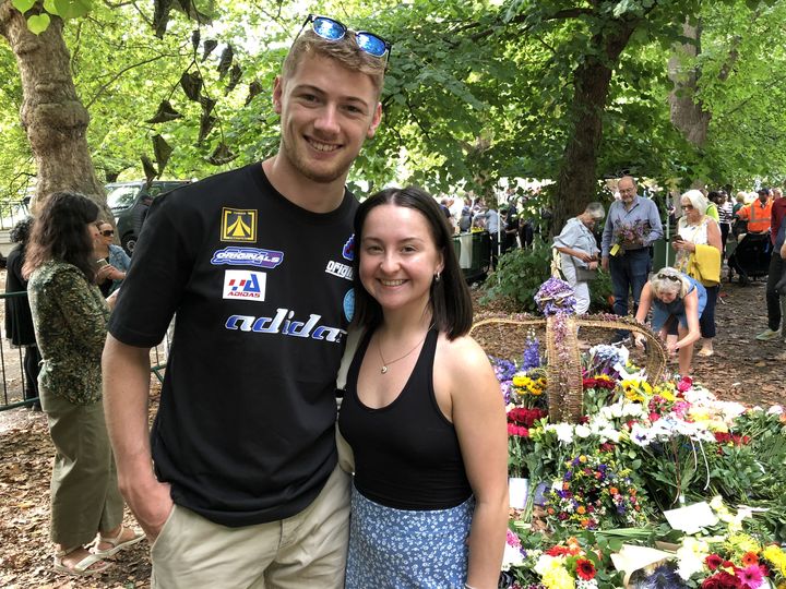 Harrison et Millie, 20 ans, à Green Park, près de Buckingham Palace, lundi 11 septembre 2022.&nbsp; (MARIE-ADELAIDE SCIGACZ / FRANCEINFO)