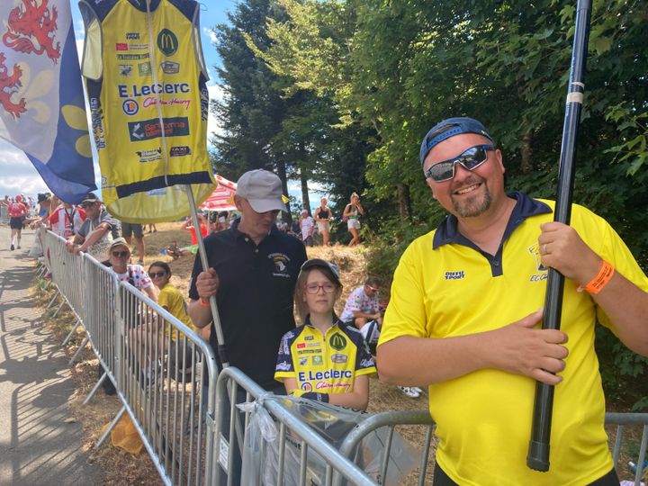 Depuis une semaine, Thierry et sa famille suivent le Tour de France femmes pour leurs vacances. (ADRIEN HEMARD / FRANCEINFO: SPORT)