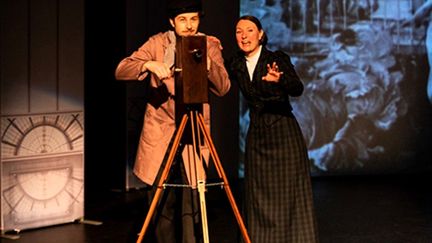 Lennie Coindeaux et Caroline Rainette dans "Alice Guy, Mademoiselle Cinéma" de Caroline Rainette, au Funambule théâtre-Montmartre, à Paris (octobre 2024). (LUCAS LOMAZI)