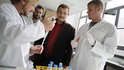 Le professeur de l'universit&eacute;&nbsp;de&nbsp;Caen Gilles-Eric Seralini, dans son&nbsp;laboratoire le 18 septembre 2012 &agrave; Caen (Calvados). (CHARLY TRIBALLEAU / AFP)