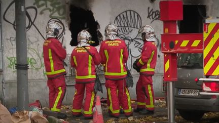 Un violent incendie a eu lieu dimanche 24 novembre dans un appartement d'un immeuble d'Ivry-sur-Seine, dans le Val-de-Marne. Treize personnes ont pu être évacuées, mais deux ont perdu la vie et cinq autres ont été blessées. (FRANCE 2)