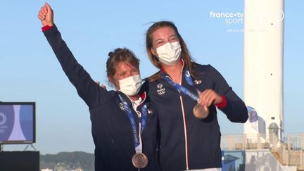 Les Françaises Aloïse Retornaz et Camille Lecointre reçoivent leur médaille de bronze obtenue en voile 470.