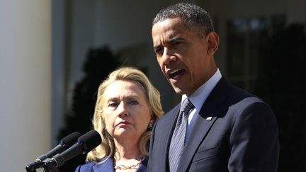 Barack Obama s'exprime sur la mort de l'ambassadeur am&eacute;ricain apr&egrave;s l'attaque de Benghazi (Libye), aux c&ocirc;t&eacute;s d'Hillary Clinton, le 12 septembre 2012 &agrave; Washington. (JASON REED / REUTERS)