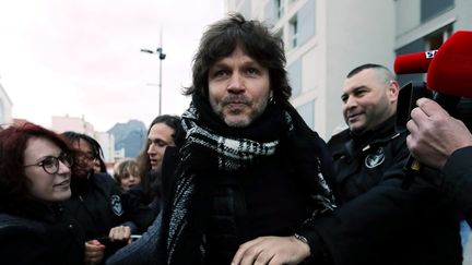 Bertrand Cantat sous la protection d'un vigile durant une manifestation avant son concert à Grenoble (13 mars 2018)
 (Lisa Marcelja / PhotoPQR / Le Dauphiné / MaxPPP)