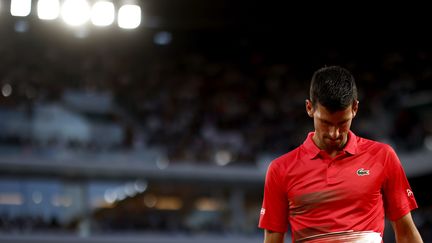 Sous le feu des projecteurs, Novak Djokovic n'a pas réussi a rééditer son exploit de 2021. Cette fois, le Serbe n'a pas vaincu Rafael Nadal dans son jardin de Roland-Garros. Le n°1 mondial accuse le coup, après avoir manqué l'Open d'Australie en début de saison. (YOAN VALAT / EPA via MaxPPP)