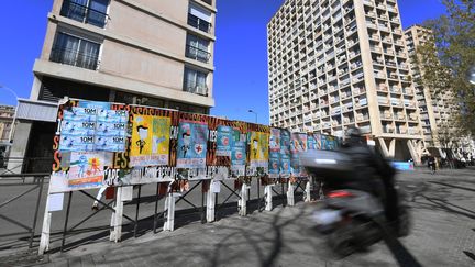 Des panneaux d'affichage avec des affiches électorales recouvertes, le 4 avril 2019 à Marseille. (BORIS HORVAT / AFP)