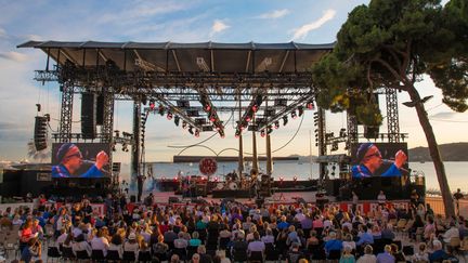 Delgres en concert lors du 59e Jazz à Juan, le plus ancien des festivals de Jazz en Europe, a la pinede Gould de Juan-les-Pins, le 15 juillet 2019. (ERIC DERVAUX / HANS LUCAS)