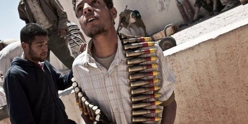 Des rebelles libyens ont récupéré des mitrailleuses dans un dépôt d'armes appartenant aux forces de Mouammar Kadhafi, au sud-ouest de Tripoli, le 28 Juin 2011. (AFP PHOTO / COLIN SUMMERS)