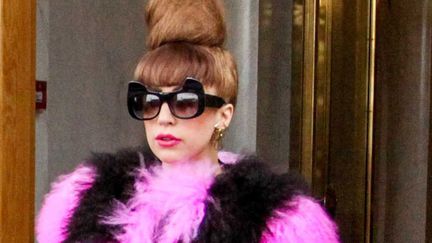 Attention tsunami capillaire. Apr&egrave;s avoir eu les cheveux blonds puis jaunes, Lady Gaga adopte le "brun Louis Vuitton". C'est toujours plus chic que "chocolat". (ISOIMAGES / SIPA)