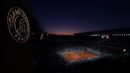 Le court Philippe-Chatrier, de nuit, le 31 mai 2023. (AFP)