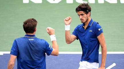 Pierre-Hugues Herbert et Nicolas Mahut, le 13 mars 2018, au tournoi d'Indian Wells, en Californie (Etat-Unis). (HARRY HOW / GETTY IMAGES NORTH AMERICA / AFP)