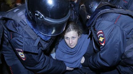 La membre des Pussy Riot&nbsp;Maria Alekhina est arr&ecirc;t&eacute;e par la police lors d'une manifestation &agrave; Moscou (Russie), le 24 f&eacute;vrier 2014. (MAXIM SHEMETOV / REUTERS)