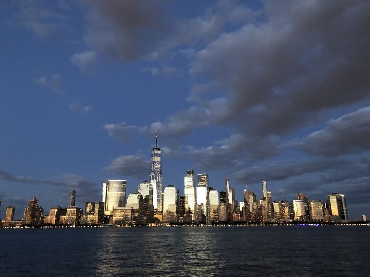 La lumière du soleil se reflète sur les façades des gratte ciel de Manhattan depuis le New Jersey faca à New York."La croissance et le climat économique étaient bons jusqu'à la pandémie" témoigne le Français&nbsp;&nbsp; (Denis Coubronne)