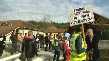 Des parents d'&eacute;l&egrave;ves manifestent le 11 avril 2015 &agrave; Saint-Clair-de-la-Tour (Is&egrave;re), o&ugrave; le directeur d'&eacute;cole de Villefontaine aurait aussi s&eacute;vi en 2011-2012. (FRANCE 3 ALPES)