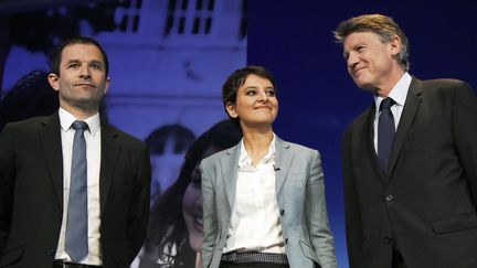 La ministre de l'Education nationale, Najat Vallaud-Belkacem, avec ses deux pédécesseurs, Benoît Hamon et Vincent Peillon, lors de l'ouverture des&nbsp;Journées de la refondation de l'école,&nbsp;le 2 mai 2016 à Paris. (DOMINIQUE FAGET / AFP)