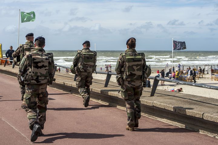 Des soldats de l'opération Sentinelle patrouillent sur le front de mer au Touquet (Pas-de-Calais), le 4 août 2016. (PHILIPPE HUGUEN / AFP)